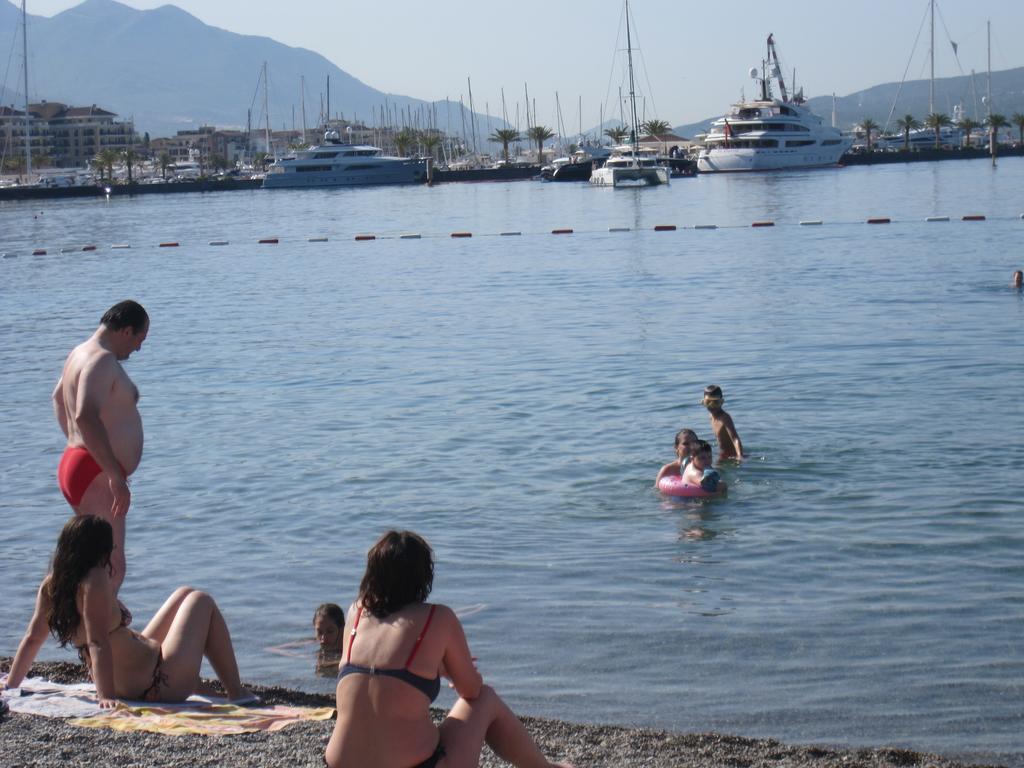 Apartments Delfin Tivat Exteriör bild