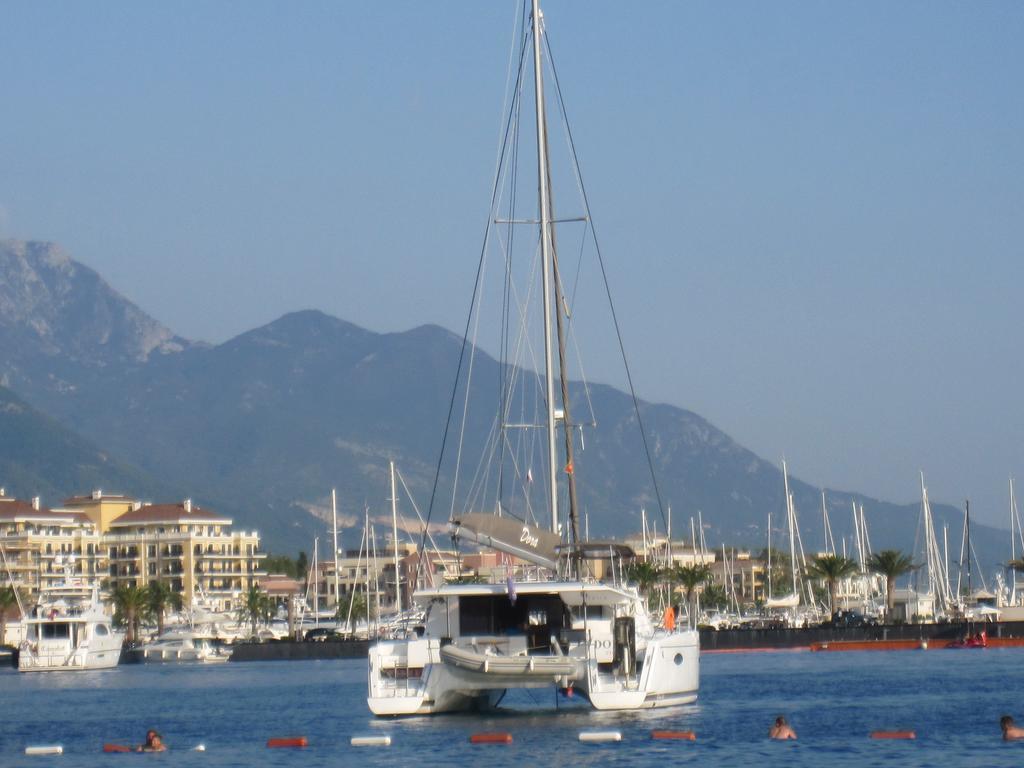 Apartments Delfin Tivat Exteriör bild