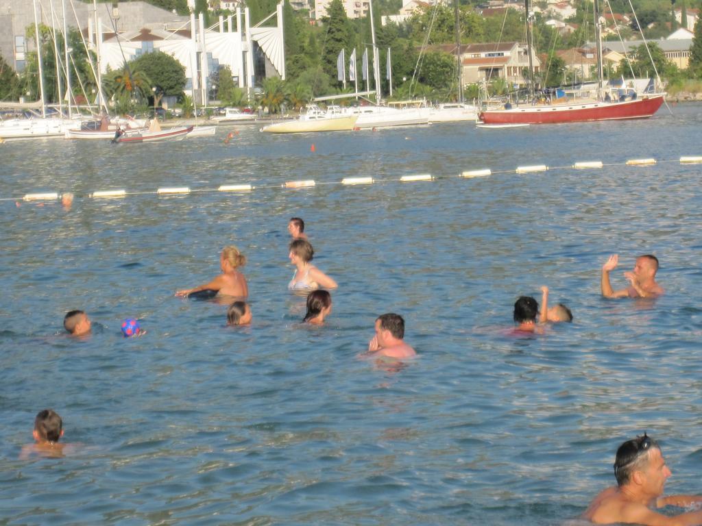 Apartments Delfin Tivat Exteriör bild